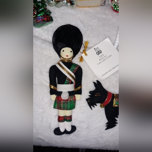 Saint Nicholas FELT QUEENS SCOTS GUARD & SCOTTISH TERRIER TARTAN KILT - Picture 4 of 5
